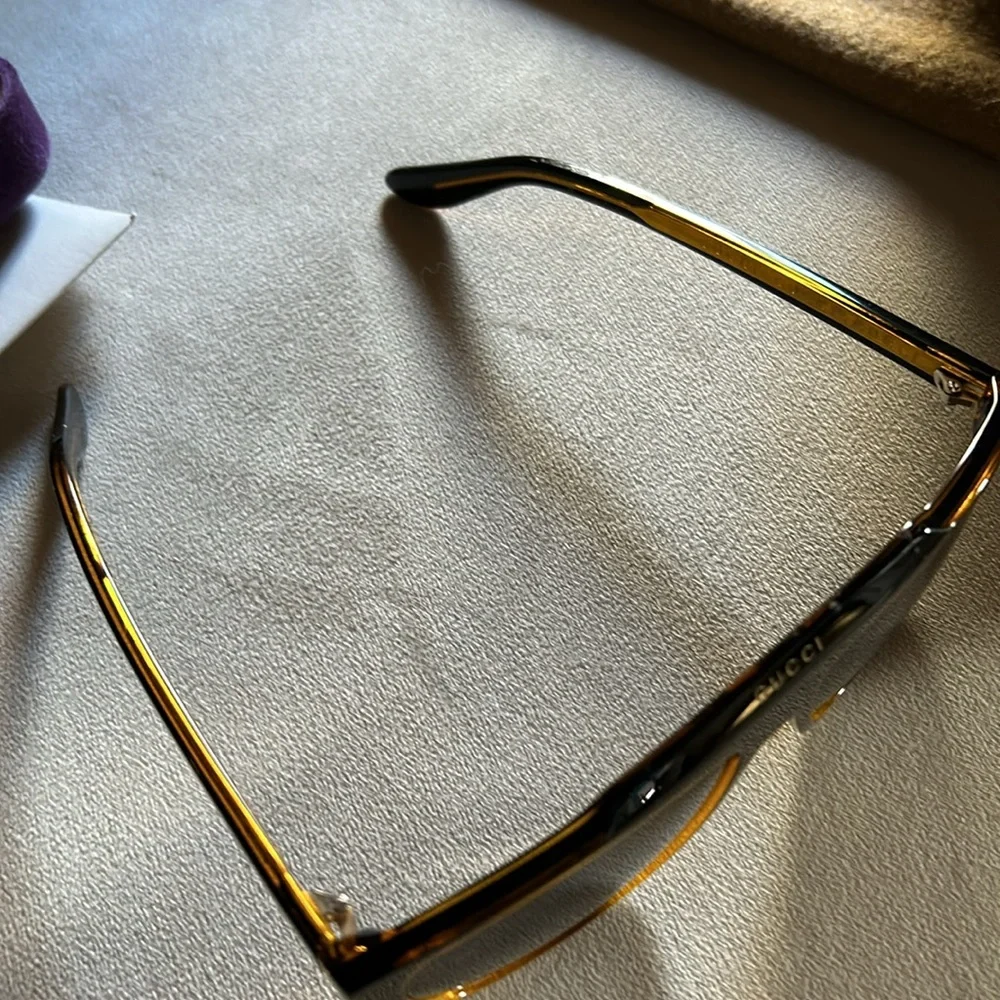 Gucci Sunglasses never worn. - Picture 3 of 4